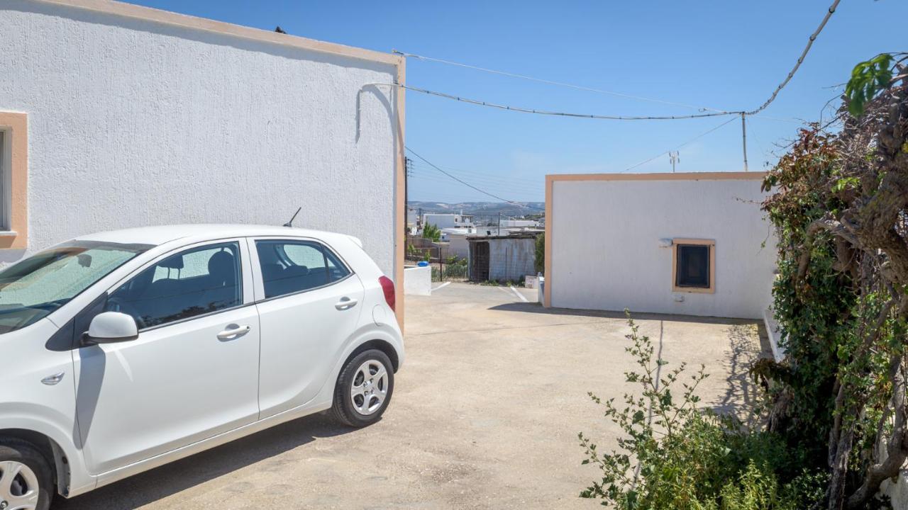 Limestone In Milos Triovasálos Eksteriør billede